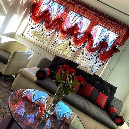 Luxury Red Apartment By Marta ราดอม ภายนอก รูปภาพ