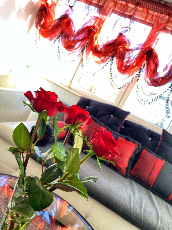 Luxury Red Apartment By Marta ราดอม ภายนอก รูปภาพ